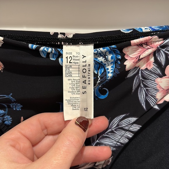 SEAFOLLY swimsuit bottoms US size 8/ Australia size 12. Base color is black. - Picture 4 of 8